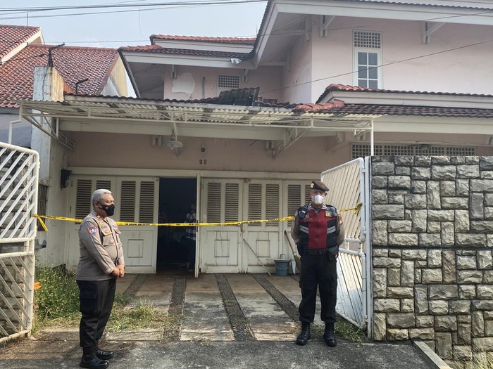 TKP penemuan mayat tinggal kerangka di Cinere, Depok (Devi/detikcom)
