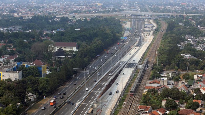 Tol layang BSD KM 10 beroperasi Kendaraan melintasi jalan tol layang BSD ruas Pondok Aren - Serpong KM 10 di Serpong, Tangerang Selatan, Banten, Kamis (7/9/2023). Badan Pengatur Jalan Tol (BPJT) Kementerian PUPR lewat PT Bintaro Serpong Damai (BSD) selaku pengelola tol, resmi mengoperasikan secara fungsional jalan tol layang (elevated) tersebut mulai Kamis (7/9/2023). ANTARA FOTO/Muhammad Iqbal/rwa.