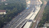 Kendaraan melintasi jalan tol layang BSD ruas Pondok Aren - Serpong KM 10 di Serpong, Tangerang Selatan, Banten, Kamis (7/9/2023).