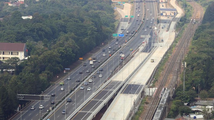 Kendaraan melintasi jalan tol layang BSD ruas Pondok Aren - Serpong KM 10 di Serpong, Tangerang Selatan, Banten, Kamis (7/9/2023). Badan Pengatur Jalan Tol (BPJT) Kementerian PUPR lewat PT Bintaro Serpong Damai (BSD) selaku pengelola tol, resmi mengoperasikan secara fungsional jalan tol layang (elevated) tersebut mulai Kamis (7/9/2023). ANTARA FOTO/Muhammad Iqbal/rwa.
