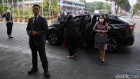 Delegasi turun dari mobil listrik Toyota bZ4X di JCC, Jakarta, Rabu (7/9/2023).  