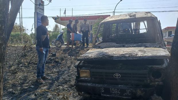 Toyota Kijang di Lamonga ludes terbakar usai isi BBM