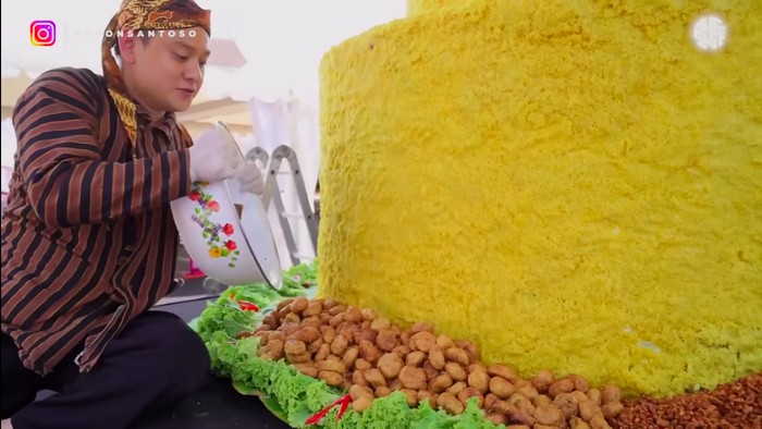 Tumpeng 1  ton untuk perpisahan Ganjar Pranowo