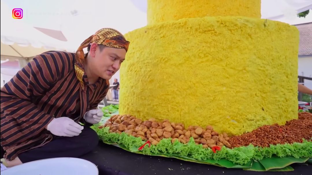 Tumpeng 1  ton untuk perpisahan Ganjar Pranowo