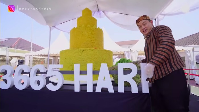 Tumpeng 1  ton untuk perpisahan Ganjar Pranowo