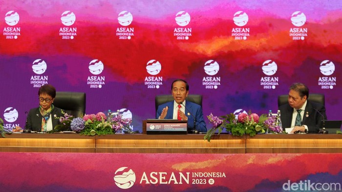 Tutup KTT ASEAN, Jokowi Nyatakan Konsensus Tercapai Presiden Joko Widodo (Jokowi) telah menutup Konferensi Tingkat Tinggi (KTT) ASEAN ke-43 di Jakarta yang telah diselenggarakan 5-7 September 2023. Pertemuan ini disebut menghasilkan konsensus setelah melewati proses panjang dan sulit. Hal itu disampaikan dalam jumpa pers di JCC, Senayan, Jakarta.