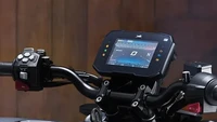 Sistem pencahayaan di motor ini sudah menganut full LED. Pada bagian dasbor, ada panel instrumen digital dengan layar TFT ukuran 5 inci. Foto: Dok. TVS