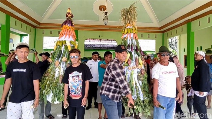Warga Arak Gunungan dan Ambeng Keliling Kampung di Lamongan