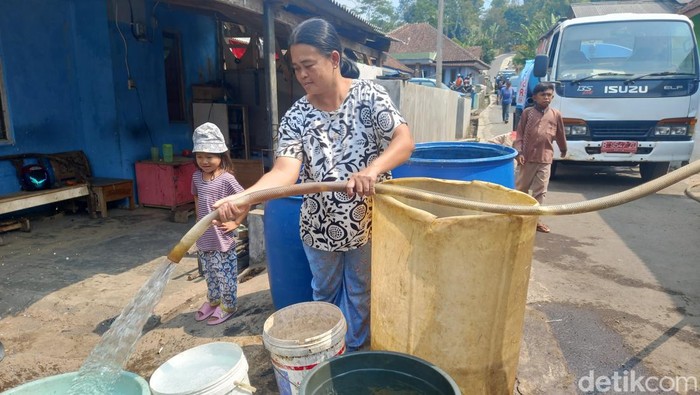 Warga Kampung Cigintung, Desa Palasari, Subang, dapat air bersih.