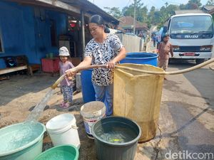 Demi Air Bersih, Warga Subang Rela Tempuh Jarak 7 Km