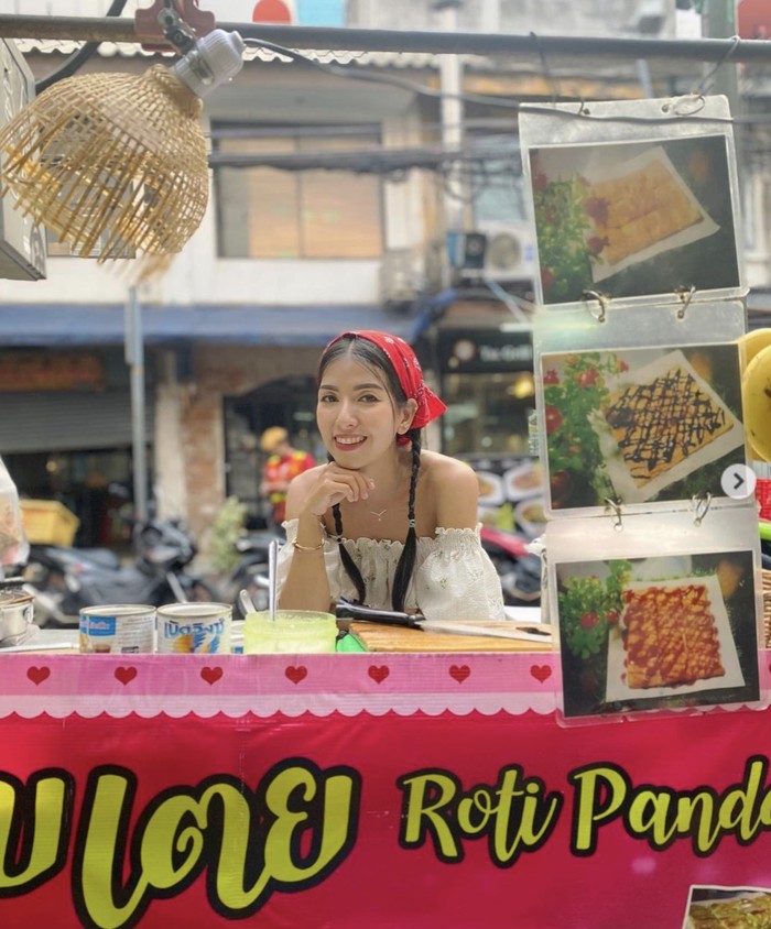 10 Potret Penjual Roti Cantik Viral di Thailand, Kini Jadi YouTuber! 10 Potret Penjual Roti Cantik Viral di Thailand, Kini Jadi YouTuber!