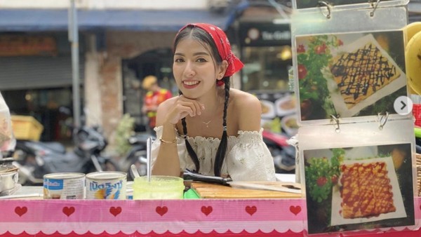 10 Potret Penjual Roti Cantik Viral di Thailand, Kini Jadi YouTuber!