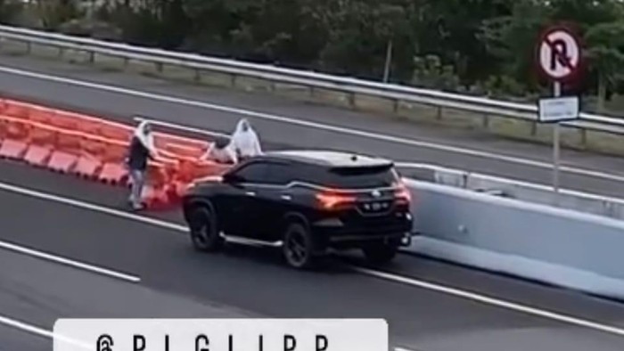 3 emak-emak bongkar pembatas jalan untuk putar balik mobil di Tol Indraparbu