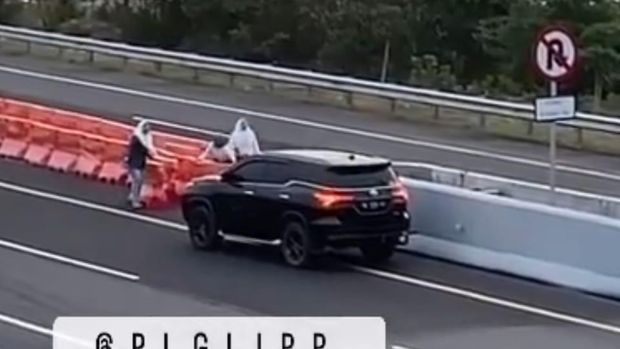 3 emak-emak bongkar pembatas jalan untuk putar balik mobil di Tol Indraparbu