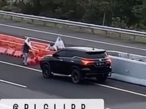 Aksi Bahaya Emak-emak Putar Balik Fortuner di Tol Indraprabu