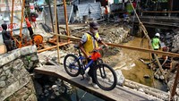 Jembatan tersebut ditinggikan untuk menghindari luapan banjir pada musim penghujan.   