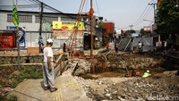 Warga harus memutar mencari jalan lain selama jembatan ini belum jadi.
