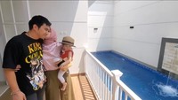 Aldi Taher bisa mewujudkan rumah impian sang istri. Istri Aldi Taher disebut sangat mendambakan rumah dengan kolam renang. Keinganan itu kini terwujud. Foto: dok. YouTube Alditaher TV