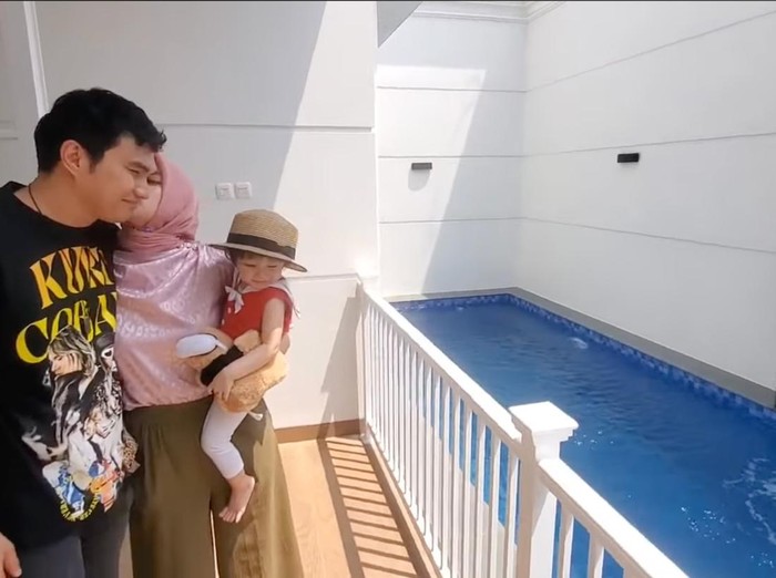 Aldi Taher meperlihatkan bentuk dalam rumahnya ke istri.