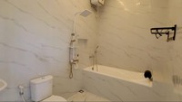 Kamar mandi pribadi kamar utama di rumah Aldi Taher. Foto: dok. YouTube Alditaher TV