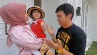 Aldi Taher mengajak istri dan anak mendoakan rumah baru mereka akan membawa berkah. Foto: dok. YouTube Alditaher TV
