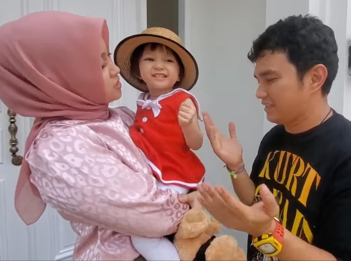 Aldi Taher Aldi Taher meperlihatkan bentuk dalam rumahnya ke istri.