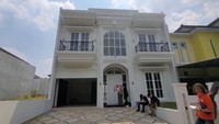 Ini penampakkan bagian depan rumah Aldi Taher yang serba putih. Rumah dua lantai ini mempunyai 4 kamar tidur. Foto: dok. YouTube Alditaher TV