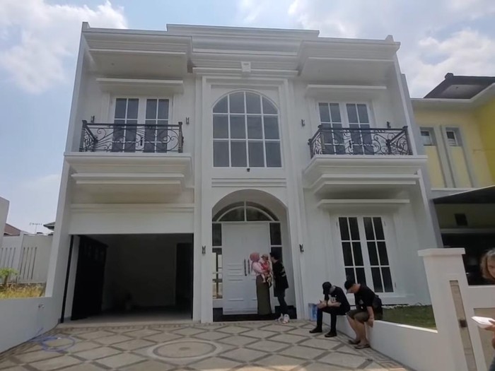 Aldi Taher Aldi Taher meperlihatkan bentuk dalam rumahnya ke istri.