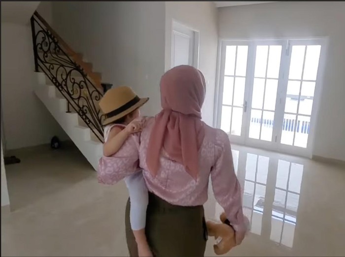 Aldi Taher meperlihatkan bentuk dalam rumahnya ke istri.