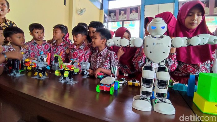 Antusiasme pelajar SD Ciamis saat dikenalkan merakit robot sederhana.