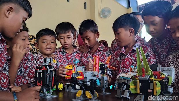 Antusiasme pelajar SD Ciamis saat dikenalkan merakit robot sederhana.