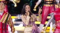 Penampilan Aurelie Moeremans mendapat pujian dan tepuk tangan karena dinilai berani tampil beda. Foto: dok. YouTube Sekretariat Presiden