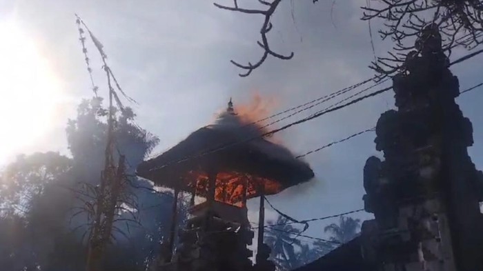 Bangunan balai kulkul di Pura Dalem Tengaling, Tampaksiring, Gianyar, Bali, ludes terbakar setelah warga menggelar upacara Ngaben pada Jumat sore (8/9/2023). (Foto: Dok. Polsek Tampaksiring)