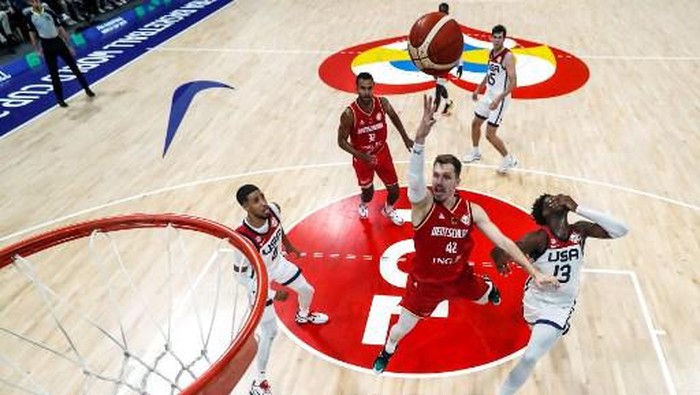 Andreas Obst #42 of Germany drives to the basket against Tyrese Haliburton (L) and Jaren Jackson Jr. #13 of the United States in the fourth quarter during the FIBA Basketball World Cup semifinal game at Mall of Asia Arena in Manila on September 8, 2023. (Photo by Yong Teck Lim / POOL / AFP)