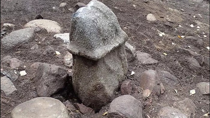 Batu berbentuk penis berusia ribuan tahun