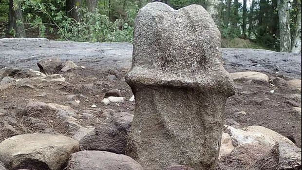 Batu berbentuk penis berusia ribuan tahun