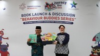 Kepala Pusat Jasa Informasi Perpustakaan dan Pengelolaan Naskah Nusantara Agus Sutoyo dan Principal of Sampoerna Academy Pakuwon Indah Campus Adelina Holmes hadir dalam acara yang berlangsung di Jakarta, Jumat (8/9/2023). 