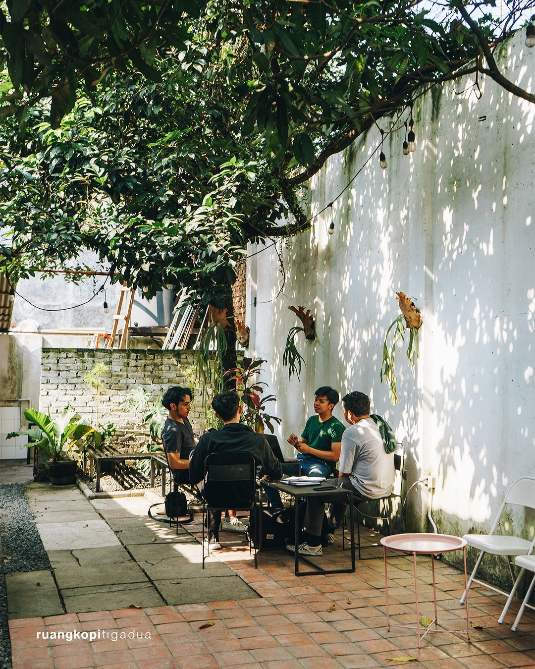 Cafe di sepanjang Jalan Nanas, Bandung