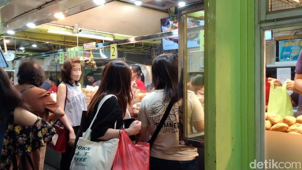 Cakue Peneleh yang legendaris di Pasar Atom Surabaya