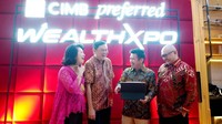 Direktur Consumer Banking CIMB Niaga Noviady Wahyudi (kedua kiri) bersama Chief of Network & Digital Banking CIMB Niaga Budiman Tanjung (kedua kanan), Head of Region Sumatera CIMB Niaga Maya Sartika (kiri), dan Branch Area Head-Sumatera Region Area IV CIMB Niaga Sim Mui Siang (kanan) saat acara peluncuran Wealth Xpo di Batam, pada Kamis (7/9/2023).  