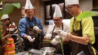 Scenographic Cooking Class ini dipandu oleh I Made Semawan, selaku Executive Chef Conrad Bali. Chef Semawan dipercaya untuk menyajikan kuliner khas Bali dan mengenalkan tradisinya. Foto: dok. CONRAD Bali
