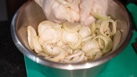 Kuliner khas Bali yang akan dihidangkan ini terbuat dari bahan-bahan yang tak populer, seperti ares (batang pohon pisang) dan daun turi atau tui. Chef Semawan memandu para tamu dengan resep yang telah dibagikan sebelumnya. Foto: dok. CONRAD Bali