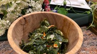 Tumis daun turi juga terasa istimewa. Tekstur daun turi ini mirip seperti katuk atau daun singkong, rasanya agak sedikit pahit. Namun, paduan bumbu dan santan membuat rasanya jadi gurih segar. Foto: detikFood/Yenny Mustika Sari