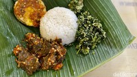 Sengatan pedas menu-menu di sini enaknya dihilangkan dengan es setrup cincau (Rp 10.000) yang menyegarkan. Foto: detikcom/Riska Fitria