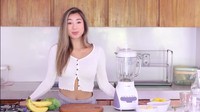 Seperti momen saat membuat smoothie bowl yang satu ini. Banyak netizen yang salah fokus dengan potret dapur di rumah Jennifer Bachdim. Foto: YouTube Jennifer Bachdim
