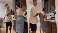 Tak jarang, sang suami pun sedia membantu Jennifer Bachdim ketika memasak di dapur. Seperti pada momen ini, Irfan Bachdim membantu menyiapkan alat masak. Foto: YouTube Jennifer Bachdim