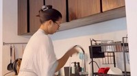 Selain mewah, dapur milik Jennifer Bachdim ini ditata dengan rapi. Terlihat dari penataan rak yang berisikan piring-piring dan alat masak ini. Foto: YouTube Jennifer Bachdim