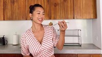 Rak kayu berwarna coklat di dapurnya tersebut digunakan untuk menyimpan berbagai alat masak yang memiliki ukuran besar. Rak kayu berwarna coklat di dapurnya tersebut digunakan untuk menyimpan berbagai alat masak yang memiliki ukuran besar. Foto: YouTube Jennifer Bachdim
