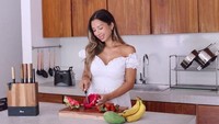 Beginilah gaya Jennifer Bachdim yang tampak cantik ketika memotong buah-buahan untuk menyiapkan makanan sehat. Foto: YouTube Jennifer Bachdim