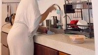 Dapurnya luar, didominasi dengan warna putih pada dindingnya dan warna cokelat pada furnitur yang ada di dapur. Foto: YouTube Jennifer Bachdim